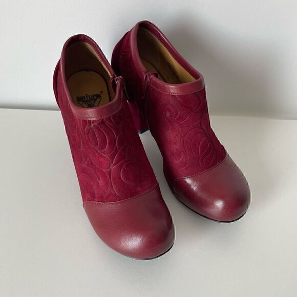 John Fluevog Red Booties Size 7 Burgundy Embossed Suede Velvet Heels Balthazar - Picture 4 of 14
